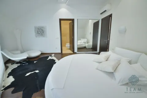 Moderna spavaća soba sa velikim okruglim krevetom i sopstvenim kupatilom. - image 24