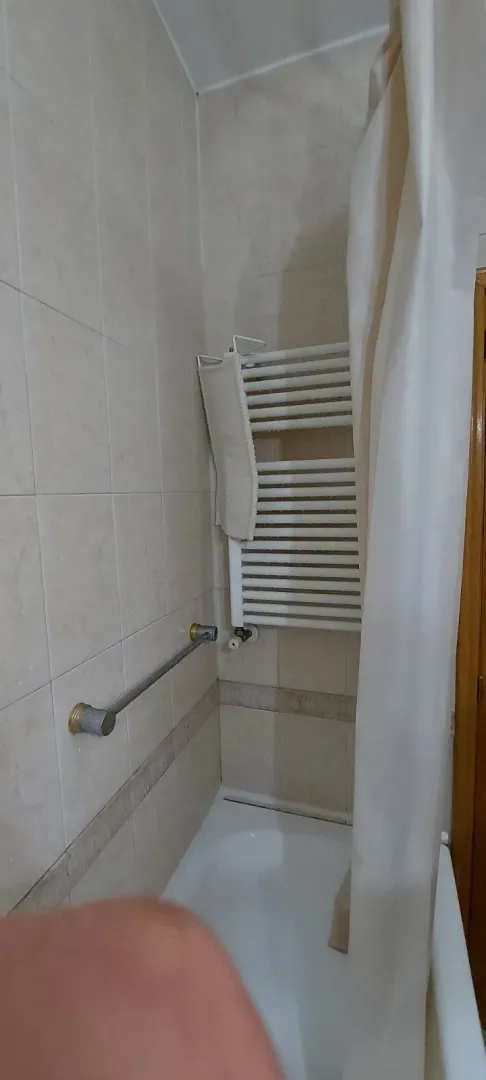 Kupatilo sa kadom i radijatorom za peškire.