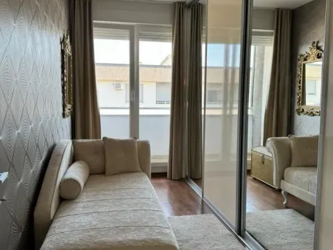 Izdavanje, četvorosoban stan, 123m², Sajmište, Novi Sad