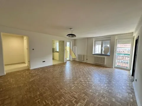 Stan in Adamovićevo Naselje