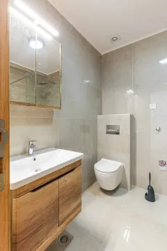 Moderne kupatilo sa umivaonikom, ormarićem sa ogledalom i WC šoljom. - image 8