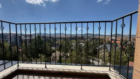 Balkon sa kovanom ogradom i pogledom na prirodu i naselje. - image 11