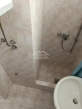Pogled na kupatilo sa tuš kabinom i umivaonikom obloženo keramičkim pločicama. - image 5