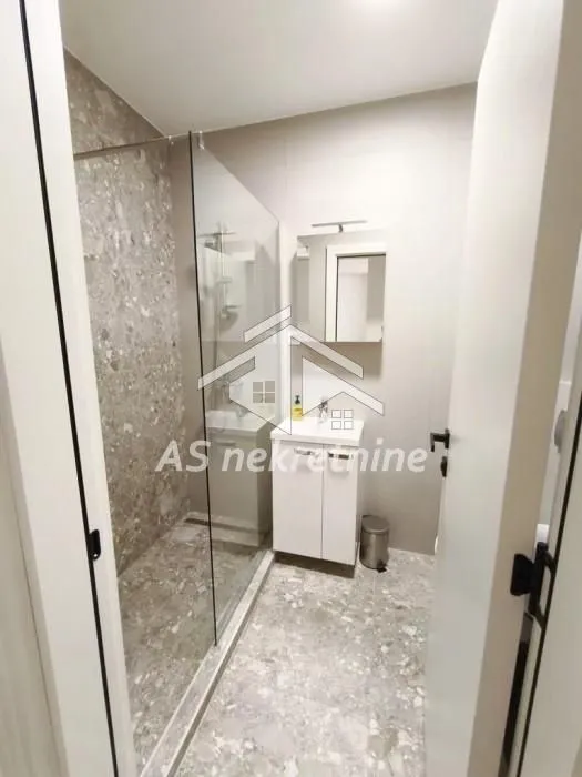 Izdavanje, trosoban stan, 65m², Južni Bulevar, Vračar Sve Podlokacije
