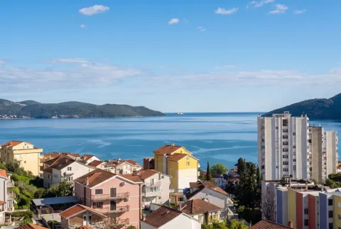 Pogled na more i okolne zgrade sa terase. - image 3