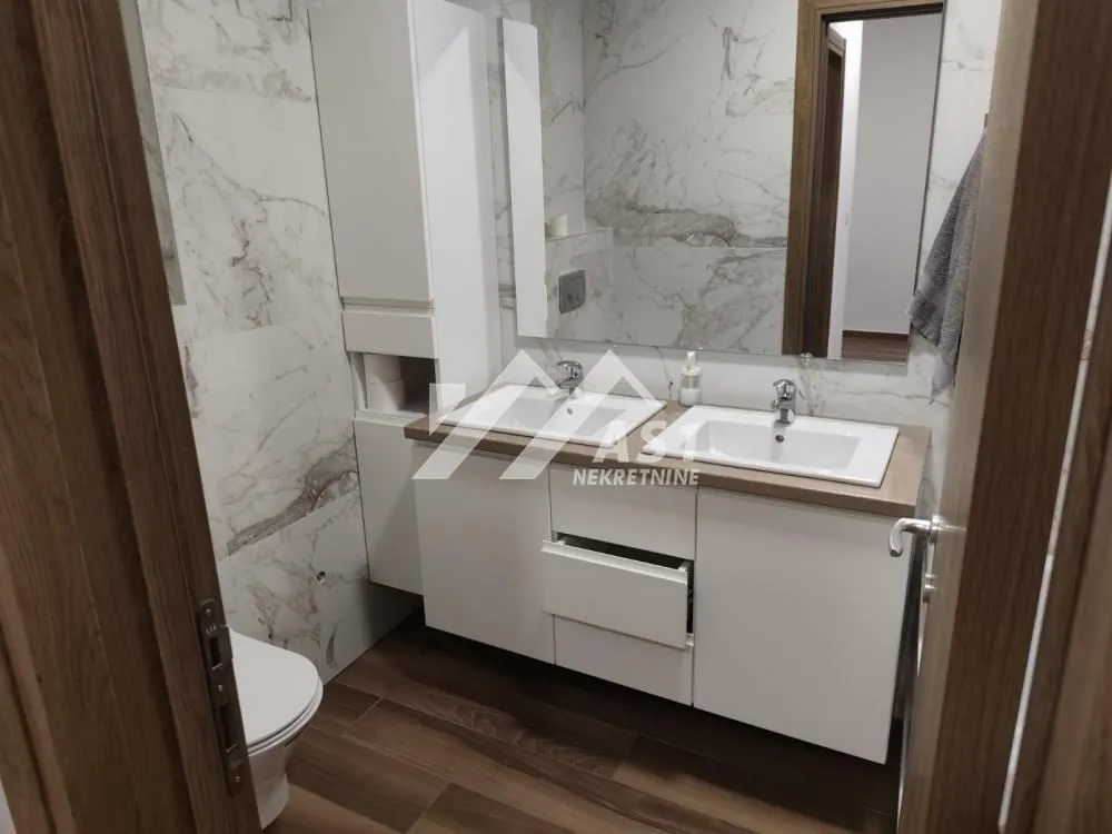 Izdavanje, četvorosoban stan, 100m², Centar, Novi Sad
