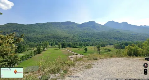Pogled na planinski pejzaž i zelenu dolinu sa lokacije. - image 2