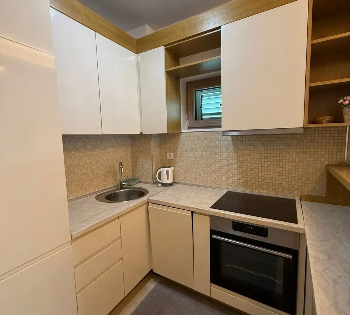 Izdavanje, dvosoban stan, 70m², Pržno, Budva