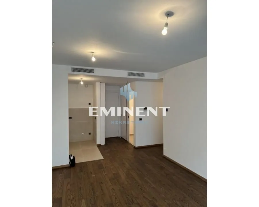 Izdavanje, trosoban stan, 77m², Gundulićev Venac, Beograd