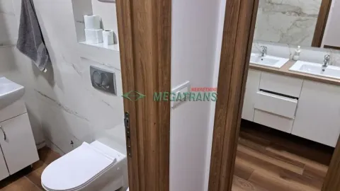 Pogled na moderno opremljeno kupatilo sa sanitarijama. - image 13