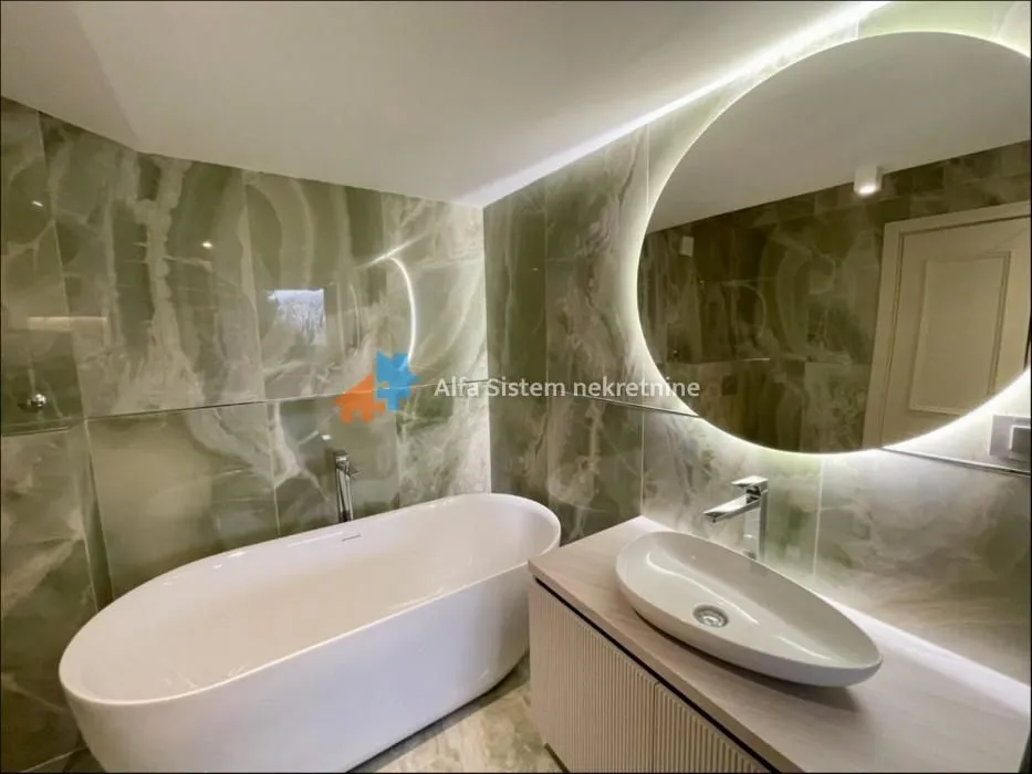 Izdavanje, četvorosoban stan, 174m², Savski Venac, Beograd