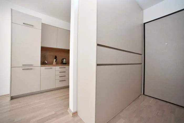 Izdavanje, dvosoban stan, 74m², Centar, Budva