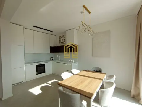 Moderna kuhinja sa trpezarijom i bijelim elementima. - image 7