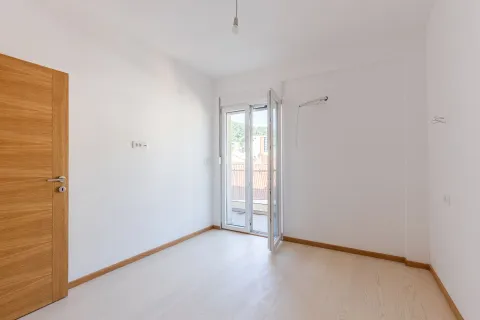 Prazna neopremljena soba sa bijelim zidovima i drvenim podom. - image 15