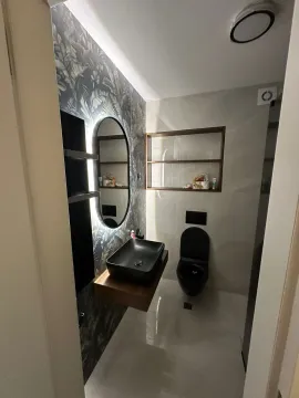 Moderne opremljeno kupatilo sa crnim umivaonikom i šoljom. - image 5
