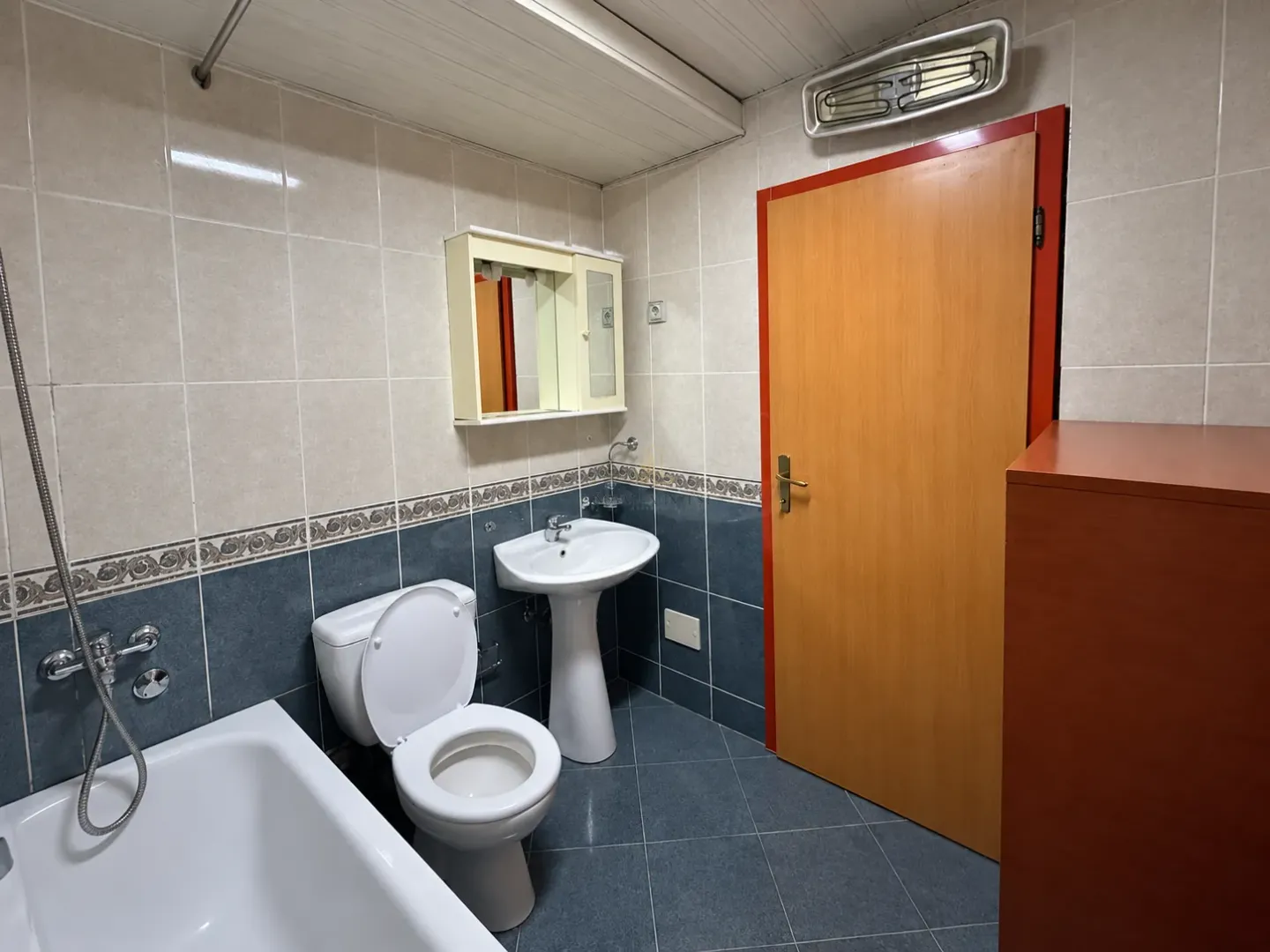 Bathroom equipped with a bathtub, washbasin, and toilet.