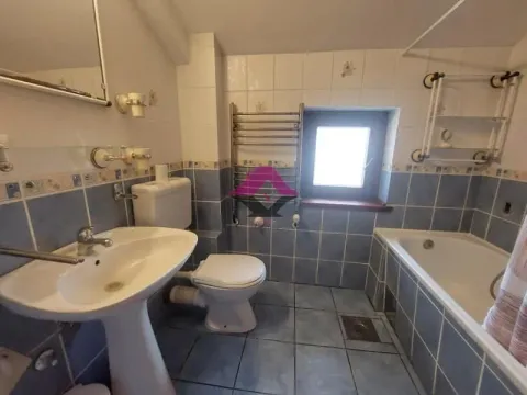 Kupatilo sa plavim i belim pločicama, umivaonikom, wc šoljom i kadom. - image 9