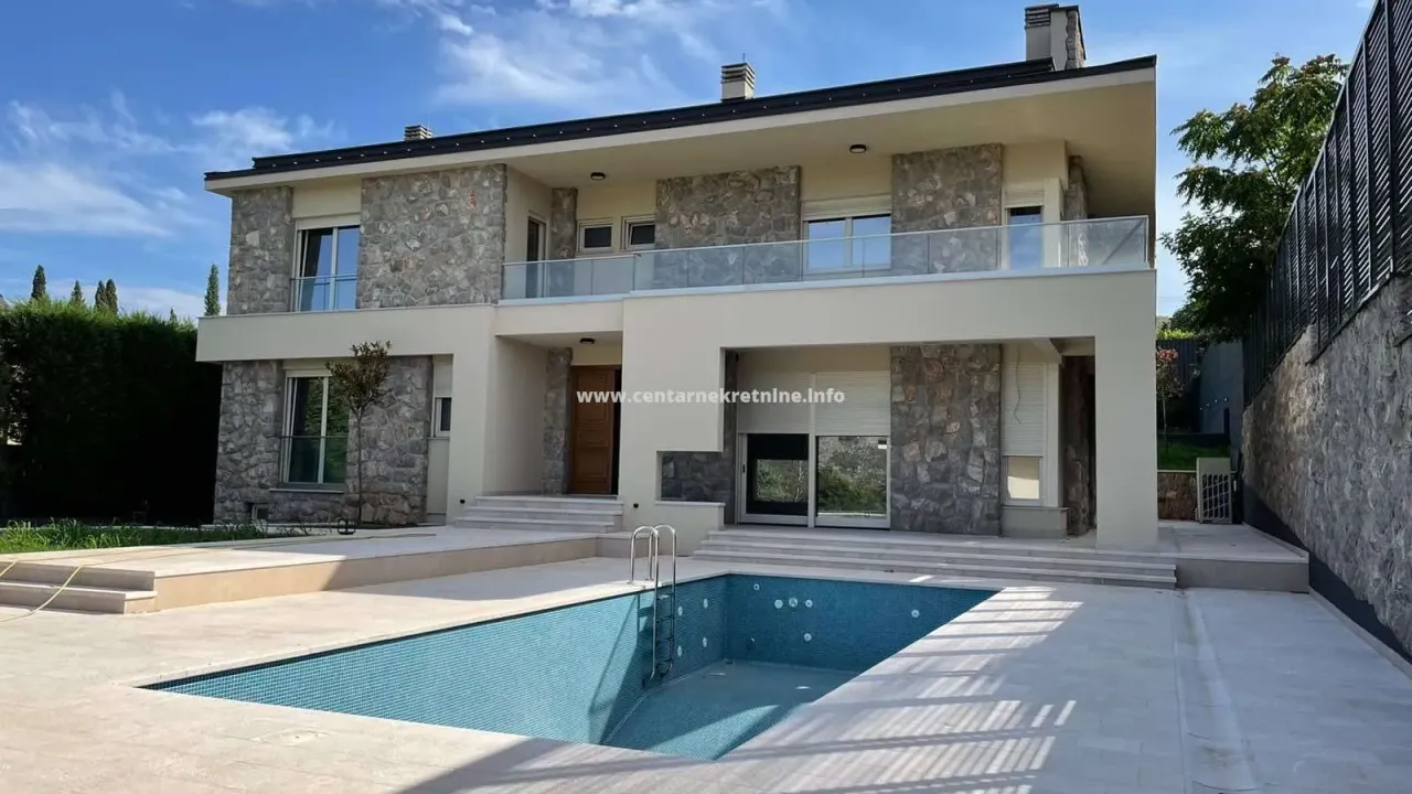 Prodaja, kuća, 492m², Mareza, Podgorica