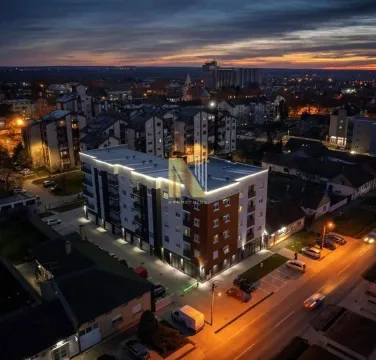 Pogled iz vazduha na osvetljenu stambenu zgradu u večernjim časovima. - image 16