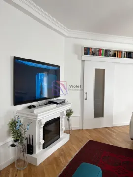 Dnevna soba sa kaminom, televizorom i policom za knjige iznad vrata. - image 7