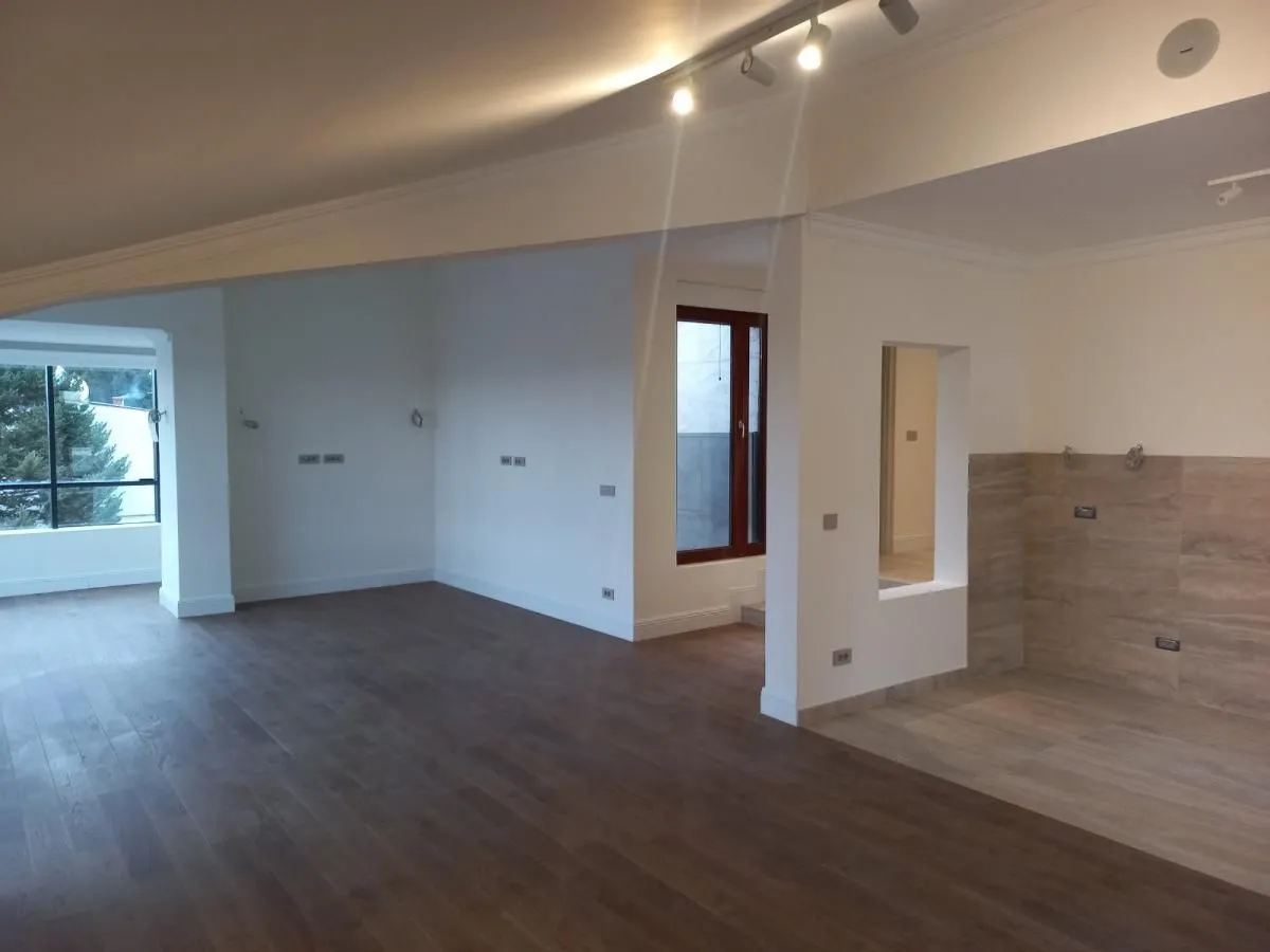 Izdavanje, četvorosoban stan, 155m², Savski Venac, Beograd