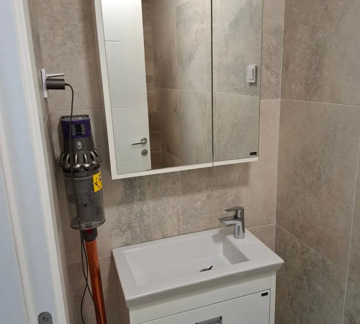 Izdavanje, dvosoban stan, 70m², Kalimanj, Tivat