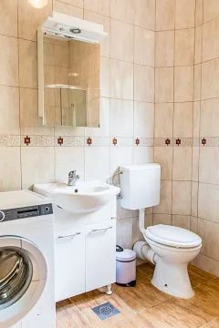 Svijetlo kupatilo sa lavaboom, toaletom i mašinom za veš. - image 3