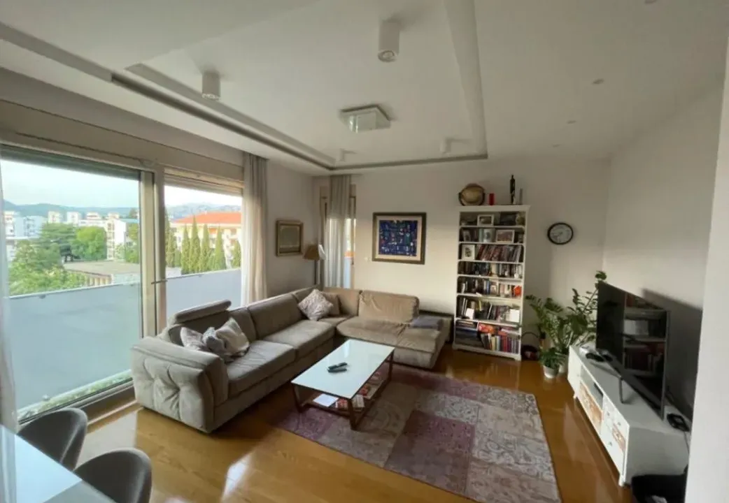 Izdavanje, trosoban stan, 100m², Preko Morače, Podgorica