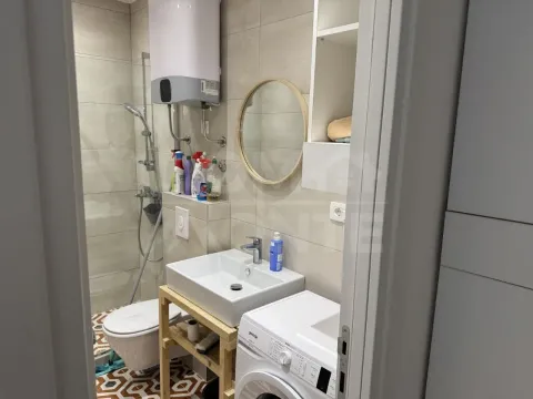 Moderno opremljeno kupatilo sa tuš kabinom, umivaonikom i mašinom za veš. - image 10