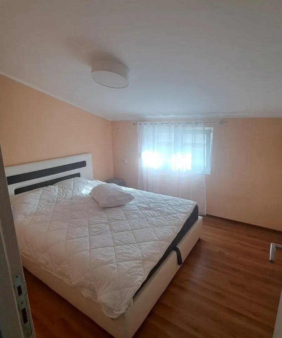 Izdavanje, trosoban stan, 106m², Tivat, Crna Gora