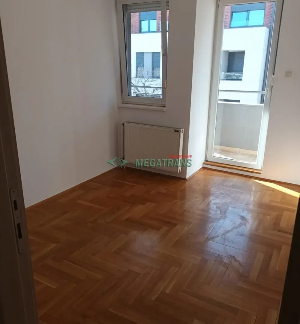 Izdavanje, četvorosoban stan, 100m², Centar, Novi Sad