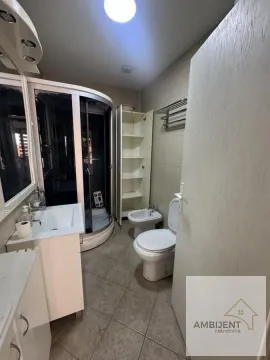 Kupatilo opremljeno tuš kabinom, umivaonikom, wc šoljom i bideom. - image 12