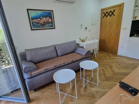 Rent, one bedroom apartment, 43m², Dobrota, Kotor - image 9