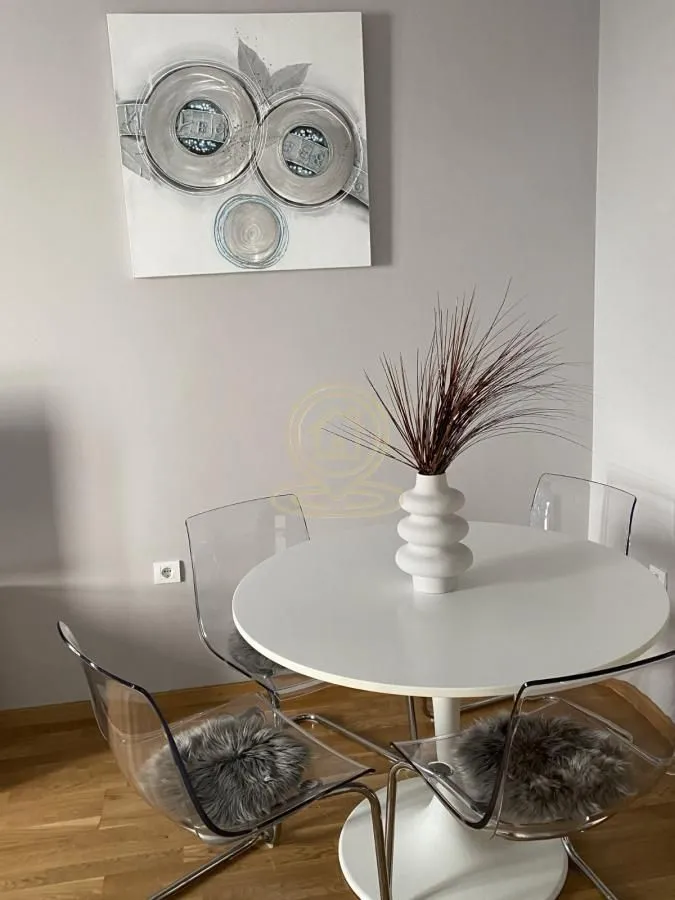 Izdavanje, dvosoban stan, 60m², Stari grad, Novi Sad