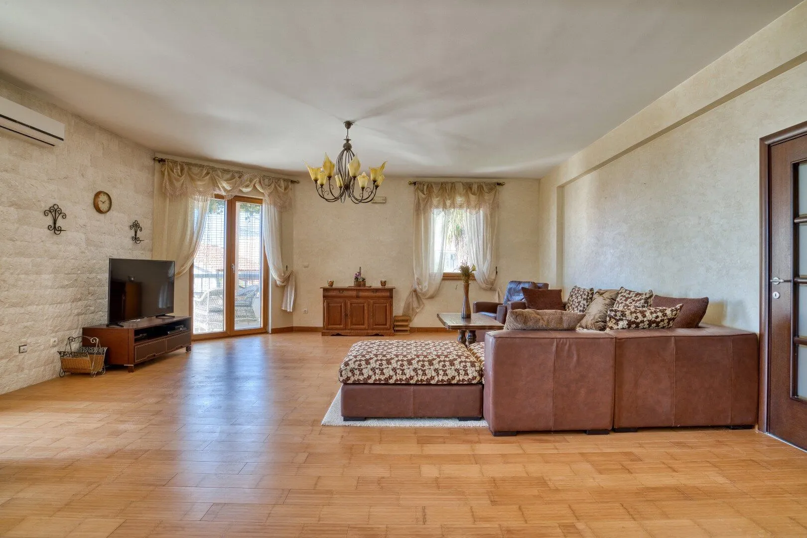 Sale, three bedroom apartment, 146m², Sveti Stefan, Budva