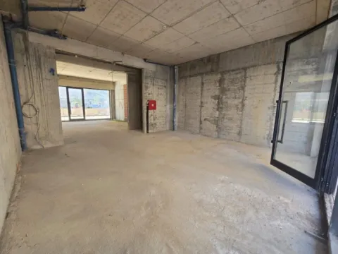 Izdavanje, poslovni prostor, 100m², City Kej, Podgorica - image 12