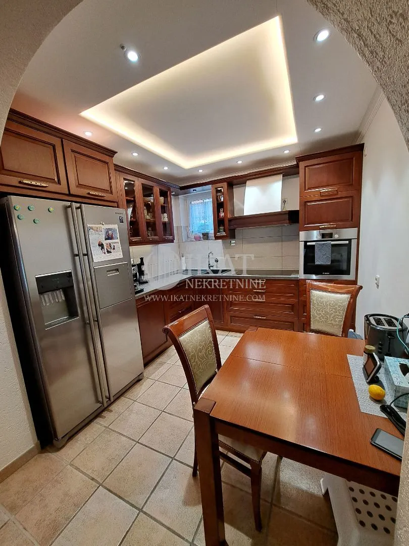 Prodaja, kuća, 250m², Novi Banovci, Stara Pazova