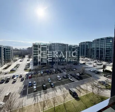 Pogled sa terase na poslovne zgrade i parking. - image 12