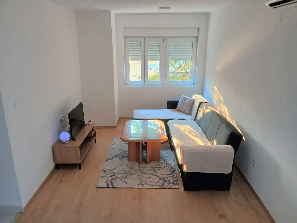 Izdavanje, jednosoban stan, 40m², Blok 5, Podgorica