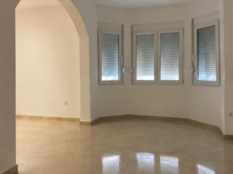 Rent, house, 337m², Stari Aerodrom, Podgorica - image 4