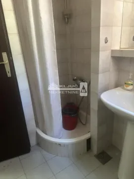Manje kupatilo sa tuš kabinom i umivaonikom obloženo keramičkim pločicama. - image 19