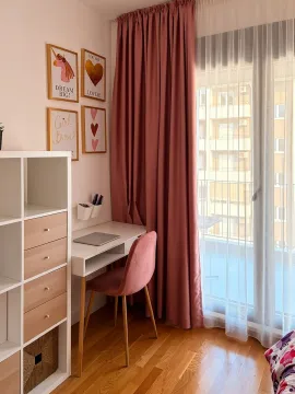 Dječija soba sa radnim stolom, policom i velikim prozorom sa roze zavjesama. - image 7