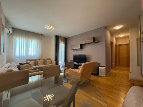 Dnevna soba sa garniturom, televizorom i trpezarijskim stolom u prednjem dijelu. - image 2