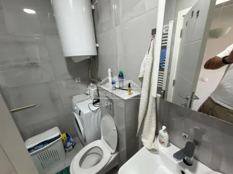 Manje kupatilo opremljeno sanitarijama, tuš kabinom, umivaonikom i veš mašinom. - image 10
