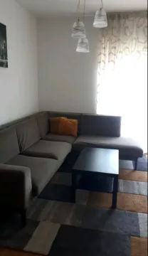 Dnevni boravak sa ugaonom garniturom, stočićem i tepihom. - image 2