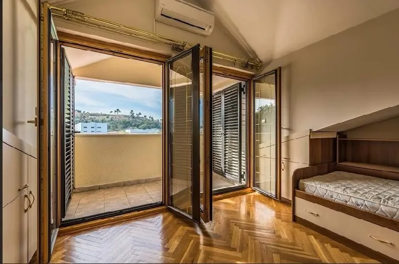 Izdavanje, kuća, 370m², Zabjelo, Podgorica