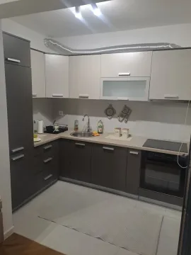 Manja opremljena kuhinja sa donjim tamnim i gornjim svijetlim elementima. - image 6