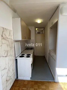 Manja kuhinja sa belim elementima i šporetom. - image 9