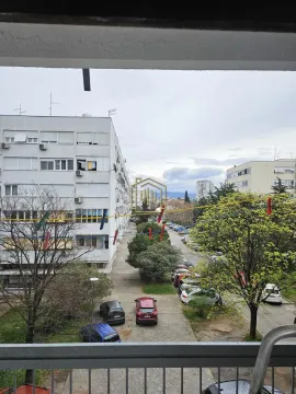 Pogled sa terase na okolne zgrade, parking i zelenilo. - image 10