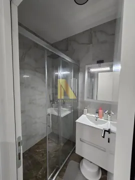 Moderno kupatilo sa tuš kabinom i umivaonikom. - image 11